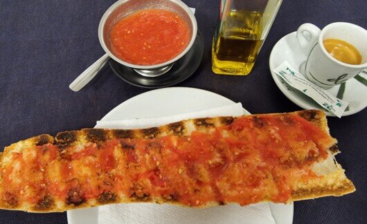 Desayuno con tostada de tomate natural